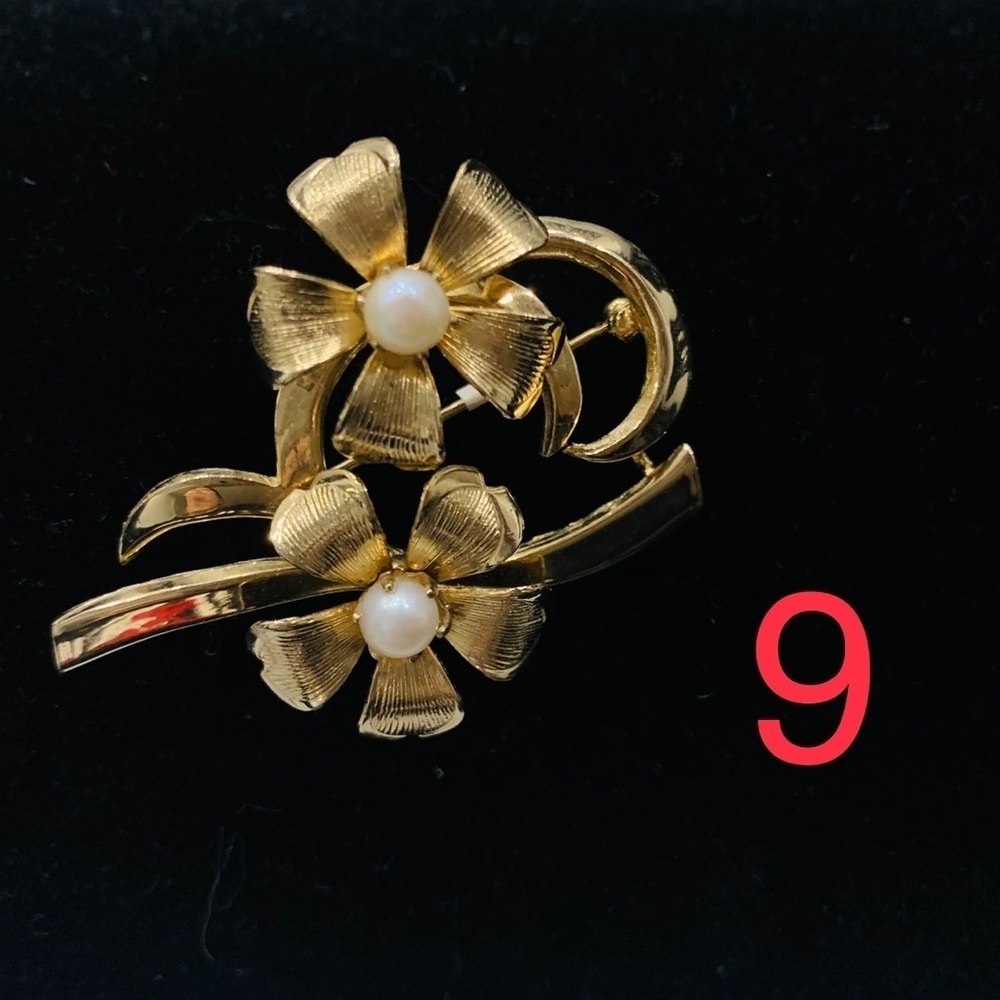 BCH18- Brooks Vintage Gold Plated Brooch with pearl